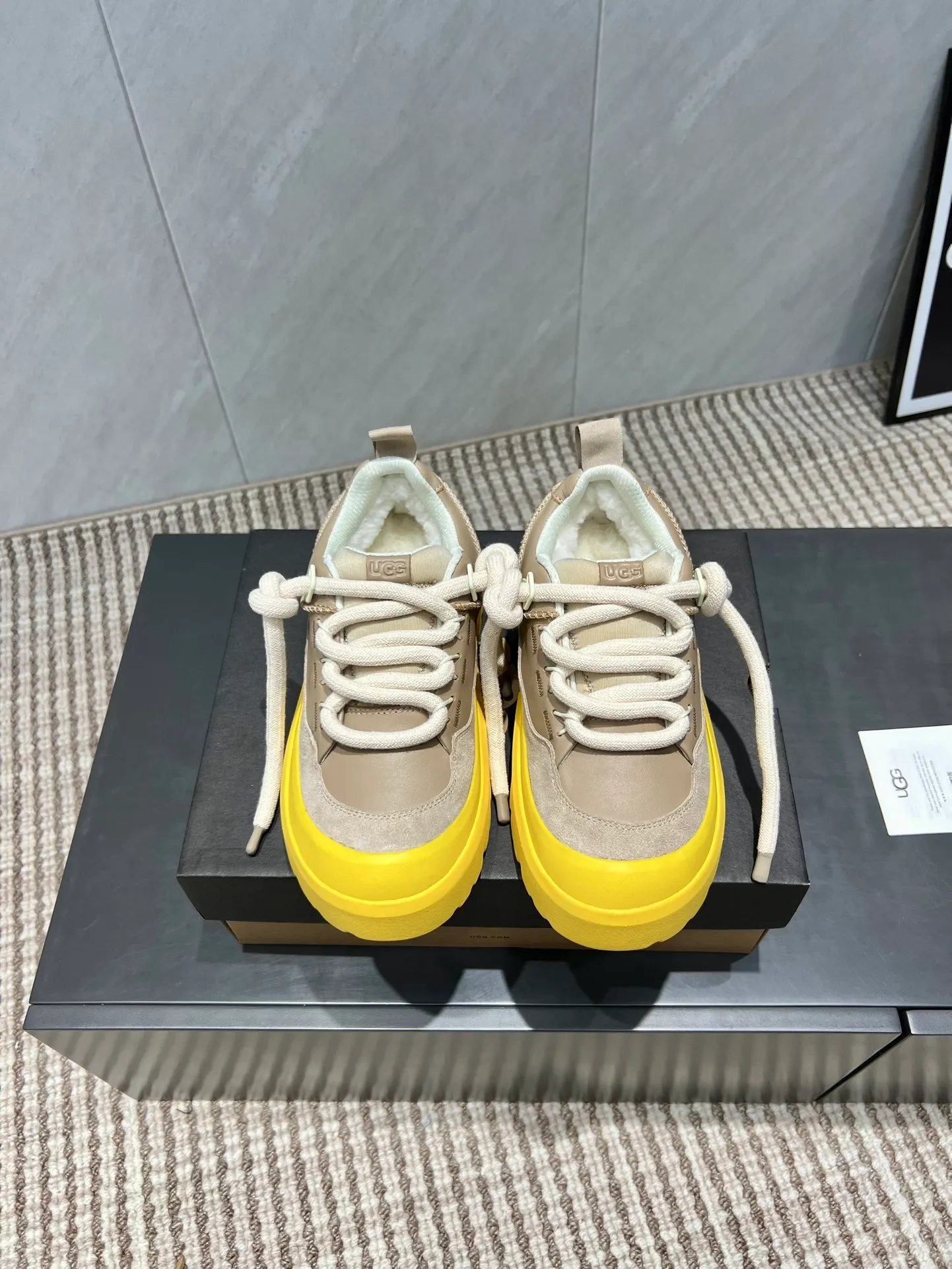 Factory: Couple P620💰 "Exclusive top version" UGG~25vs popular platform thick-soled casual shoes series... [Couple's thick-soled Maori casual shoes] A shoe that will not clash with shirts, simple partition design ➕ spotted outsole, silk curly upper, a must-have for autumn and winter, can be worn with any pants or skirt, very comfortable and good-looking... ❶Fabric: Original customized cow ➕ Sheepskin ❷Inner lining: original customized wool ❸Feet: original customized sheepskin ❹Outsole: original molded foam outsole ❺Number: 35-44 (Female 41. Male 45. Customized, non-returnable) ❻Packaging: Original full set of packaging ☀Color: Official website updated simultaneously